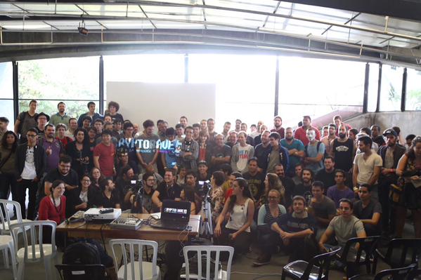 Peter Sunde com o público na manhã de sábado (CMI São Paulo/Copyleft)